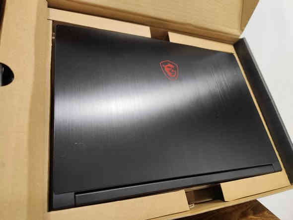 السلام عليكم شباب
لابتوب الكمينك - مصممين - مهندسين من Msi 
اللابتوب بالكارتونه كامل ملحقات شرق اوسط وكالة بدون خلل شغال ١٠٠% 
فقط بزاويه اليسار طخه بسيطه غير مؤثره موضحه بالصور
بمواصفات
شاشه حجم 15.6 انش نوع ips ENHANCELevel الوان 100%SRGB بمعدل تحديث 144HZ فريم
معالج خرافي من انتل
Core i-9850H فئه H للاداء الثقيل بعدد 16Cpu توربو حتى 4.75GHZ
كرت الشاشه المنفصل احترافي من انفيديا نوع
RTX 2060-6GB FULL.WATT 
صافي حجم 6GB بخواص الDLSS و تتبع الضوء 
رامات حجم 16GB قابل للتطوير
هارد 512 قابل للاضافه 
كيبورد احمر ضوئي معرب اصلي
بطاريه ثلث ساعه 
صوت من DOLPY ستيريو محيطي عالي 
نضام تبريد COOLER BOOST 5 بارد جدا تحت الضغط
اكيد قادر على تشغيل كافه الكيمنك الحديث 
وجميع برامج التصميم و الهندسيات 
السعر ٥٩٠ الف فقط و نهائي
بغداد ويوجد توصيل
تواصل***********
