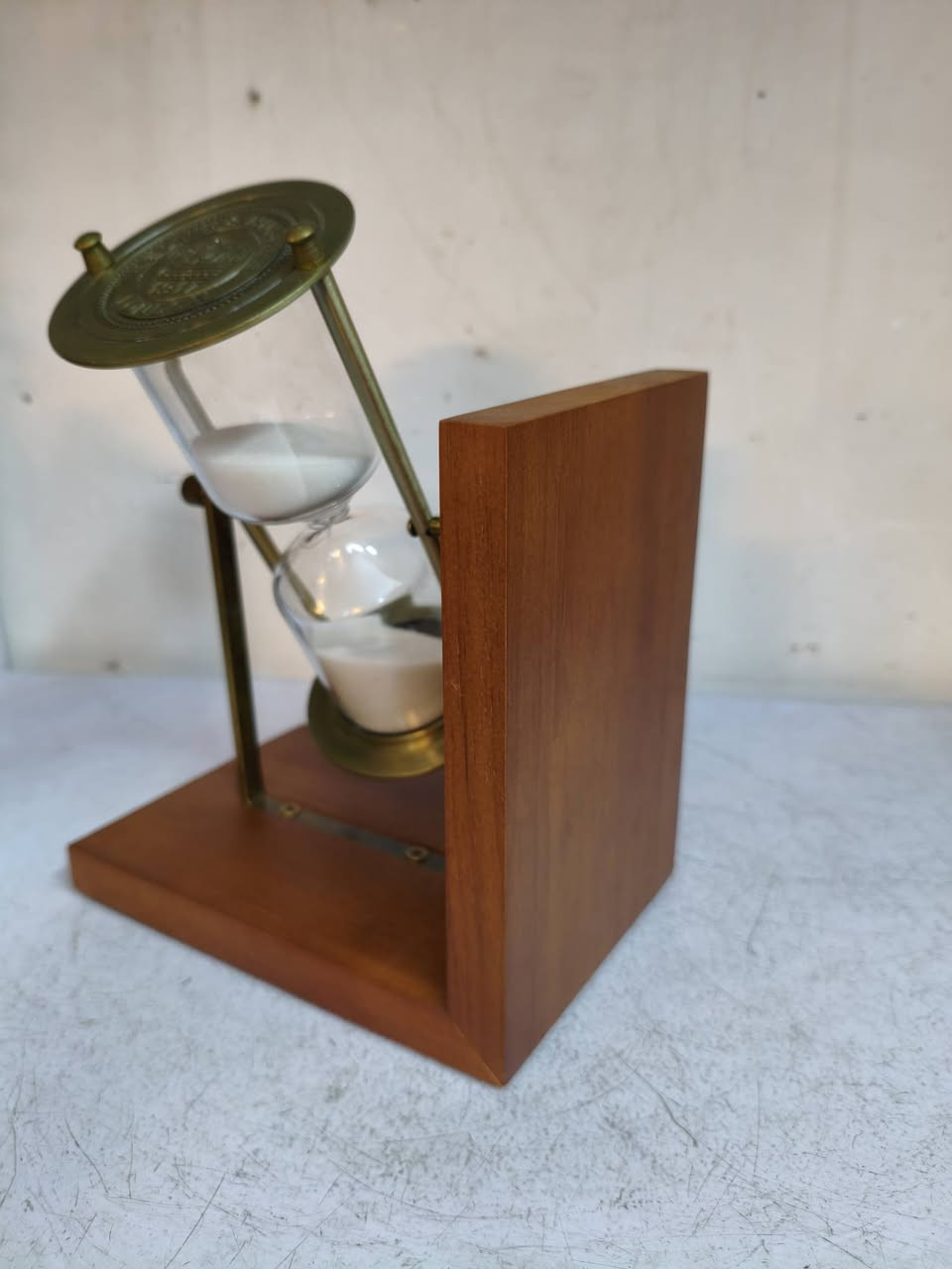 ساعه رمليه نحاس وخشب مكاني بغداد *********** يوجد توصيل
