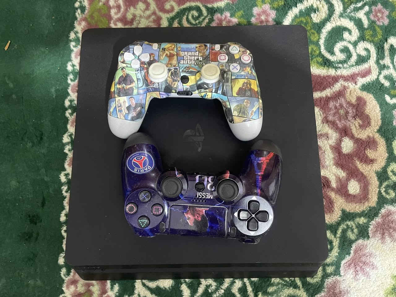 سلام عليكم احبتي
بلي 4PS مهكر بي ١٠ ألعاب لو اكثر  1 تيرا البلي كلش نظيف وما مفتوح بي برغي محتويات البلي كيبل تشغيل وكيبل اجدي وكيبل شحن ومع يدات 2 للاتصال ***********
