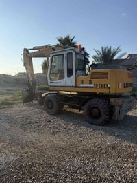 حفارة ليبهير • حجم ٩٠٠ • موديل ٢٠٠١