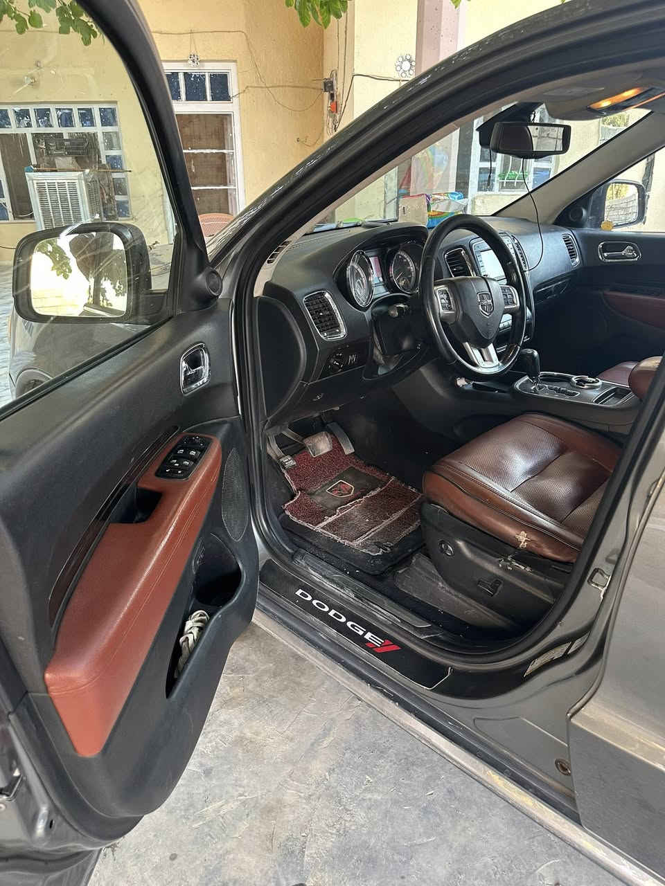 السلام عليكم
دوج دورانكو ٢٠١٢ فئة ستدل رقم بغداد للبيع 
المواصفات : 
محرك ثمانية سلندر ٥.٧ 
كير ستة نمرة 
تبريد ٣ قطع 
كشنات جلد 
الكشنات الامامية كهربائية / تدفئة / تبريد / خزن ميموري 
حساسات جانبية ( نقطة عمياء ) 
حساسات خلفية 
كاميرا خلفية 
رادار امامي 
ويل عشرين 
جنطة كهربائية 
شاشة عرض وسطية 
تشغيل عن بعد 
دخول ذكي 
الضرر : 
السيارة بدون ضرر بس مصبوغة صفحة للجمالية 
لان لونها كان جارد ومو حلو 
مكان السيارة سامراء 
السعر المطلوب ١٣٠$ وبيها مجال للشراي .


**إذا كنت صاحب هذا الإعلان وتريد حذفه لأي سبب، رجاءا أرسل رسالة إلى الدعم الفني**