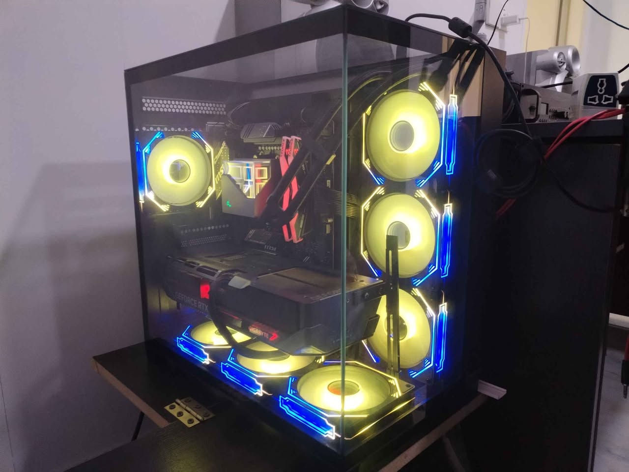 لۆکە پاکەت و هەموو شتێکی لەگەڵە لەبەر 6 GTA  ئەی فرۆشم بۆ پلەیستەیشن 5

Processor (CPU):
AMD Ryzen 7 7800X3D 8-Core Processor, 4201 MHz, 8 Core(s), 16 Logical Processors

CPU Cooler:
Deepcool 360mm Liquid Cool LT720 Infinity Series Anti-Leak ARGB

Built in GPU:
AMD Radeon(TM) Graphics (486 MB)

GPU:
NVIDIA GeForce RTX™ 5070 Ti GAMING OC 16G (3 Fan Thick Edition)

RAM:
32GB 6000 MHZ Black RGB

Storage:
1TB SSD Samsung Q870 EVO 2.5

Motherboard:
B650 GAMING PLUS WIFI (MS-7E26) Commando Edition

PSU:
MSI 850 Watt Black Gold Rated 

Case:
Gilgamesh Black 10 ARGB Fan 3 Side Glass with back mount 360mm السليمانية, العراق


**إذا كنت صاحب هذا الإعلان وتريد حذفه لأي سبب، رجاءا أرسل رسالة إلى الدعم الفني**