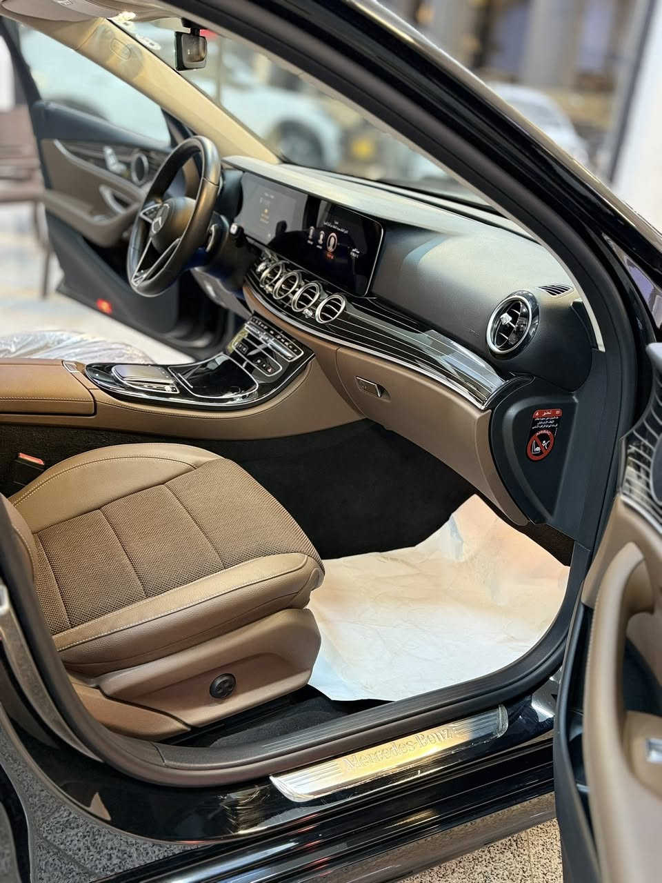 سلام عليكم .. مارسيدس E200 AMG موديل /2021 
خليجيه وكاله بي سي ام بحالة الزيرو عداد المسافه 10 الاف كم فقط بعده ممبدل دهنها وضع الزيرو فوول مواصفات مكان السياره زيونه او كراده السعر 46300 الف بيها مجال بسيط لزياده المعلومات الاتصال ب ***********
