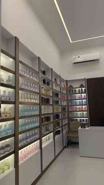 فاترينات للبيع  نضيفات تفصل زين خشب نوعيه زينه كمل من كلشي سعر خاص وبلا خدمه *********** رقم ***********@
