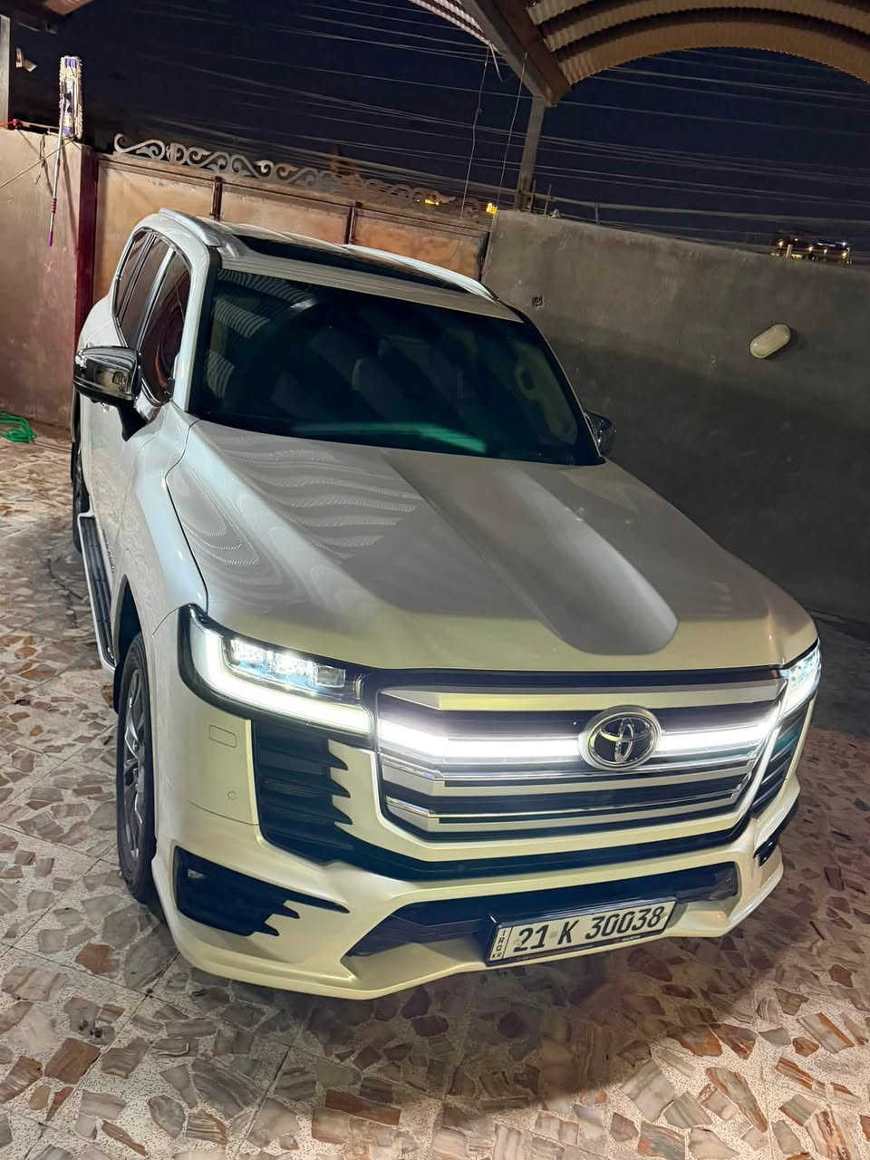 لاندكروزر2024 VX Limited توين توربو 3.5L V6
هذي أعلى فئة فل كامل " بالخليج، 
يجي محرك بنزين توين توربو 
*1. المحرك والأداء*
- *المحرك*: 3.5L V6 توين توربو بنزين V35A-FTS
- *القوة*: 409 حصان @ 5200 
- *القير*: أوتوماتيك 10 سرعات
- *الدفع*: رباعي دائم Full-Time 4WD
*3. مواصفات فئة VX Limited - فل أوبشن خليجي*
*الخارجية:*
- جنوط 20 إنش
- كشافات BI-LED مع تعديل تلقائي + High Beam Assist
- كشافات ضباب LED أمامي وخلفي
- دواسات جانبية مضيئة ألمنيوم
- مرايا كهرباء تطوي + تسخين + تعتيم + ذاكرة
- سقف بانوراما/فتحة
- شنطة كهرباء
-

*الداخلية والراحة:
- مقاعد جلد فاخر
- مقاعد أمامية + صف ثاني تهوية وتسخين وكهرباء وذاكرة
- مكيف 4 مناطق مستقل
- طارة جلد + خشب كهرباء
- شاشة 12.3 إنش
- شاشة عرض على القزاز HUD
- نظام صوتي JBL 14 سماعة
- شاشات خلفية 11.6 إنش للركاب
- ثلاجة تبريد/تسخين بالكونسول
- شاحن لاسلكي 83a7666f

*الأمان والأنظمة:*
- Toyota Safety Sense 3.0
- رادار + مثبت سرعة تكيفي
- تنبيه الخروج عن المسار LDA + مساعد الحفاظ على المسار LTA
- كاميرات 360 بانورامية
- حساسات أمامية خلفية
- مراقبة النقطة العمياء BSM
مكان السيارة البصرة

رقم صاحب السيارة.  ***********
السعر 793 قفل 🔒
