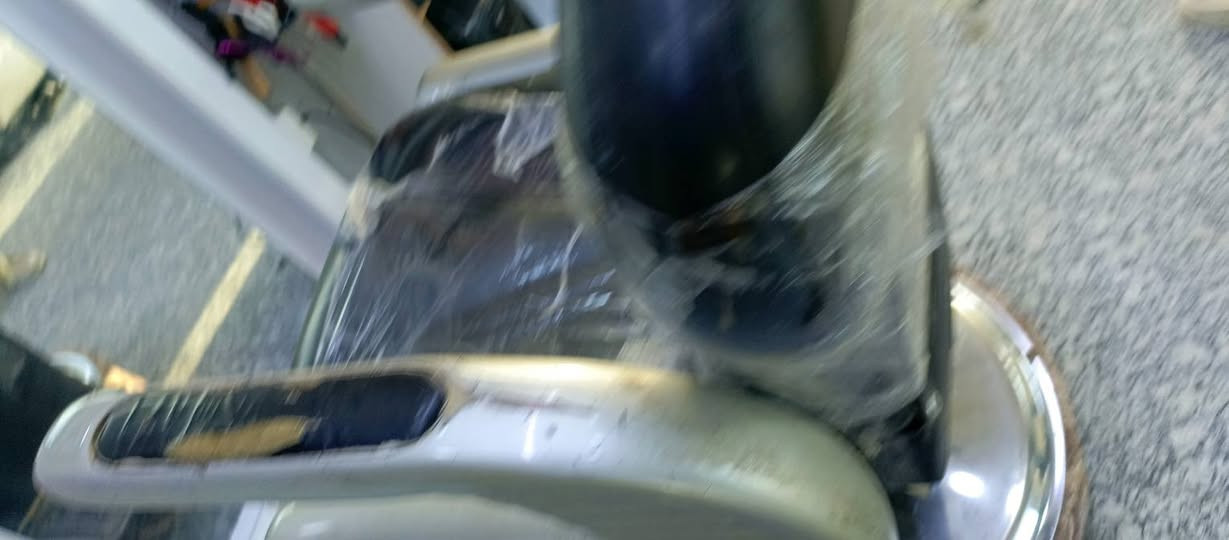 غراض حلاقه يحتوي مع 2 كراسي مع 2 مرايات مع 2 كومديات السعر 250 كربلاء الحر***********
