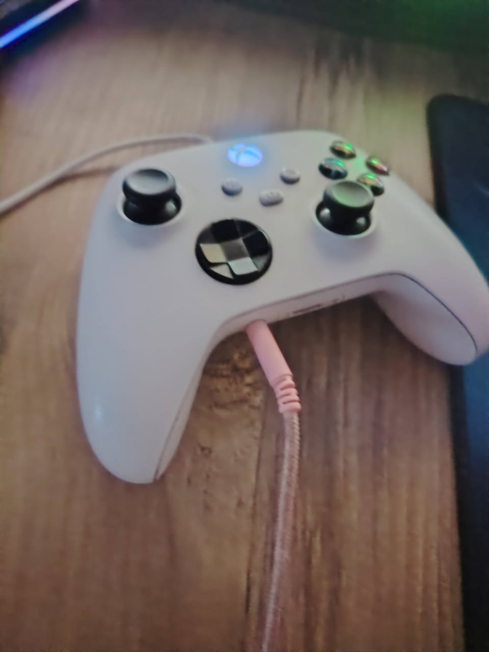 سلام عليكم xbox سيرس اس
 1- كامل ملحقاته 
2- ups 850
3- سماعة 🎧 كيمنق من ريدراغون
4- شاشه حجم 24 بدون صوت تجي
5- اشتراك قيم باس شهرين مشترك
اضرار فقط اليده متضرره مدخل الباتري 
استفسار واتس فقط 
***********
