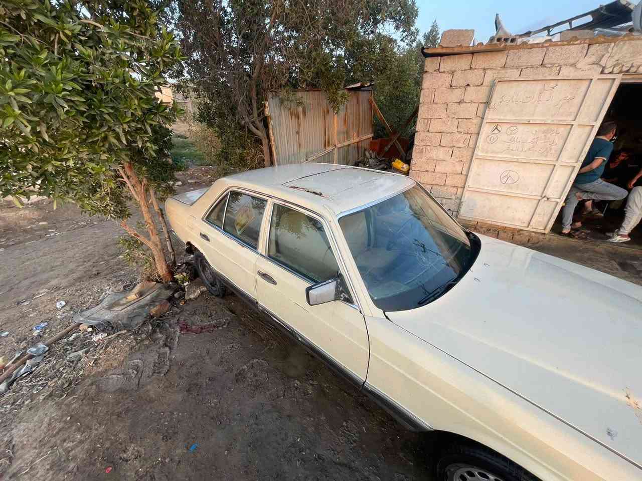 السلام عليكم مرسيدس للبيع حايز ثالث مكان واسط صير بيه بس وكالة راعيه سوي بس وكالة سعر22/مجال قليل ***********
