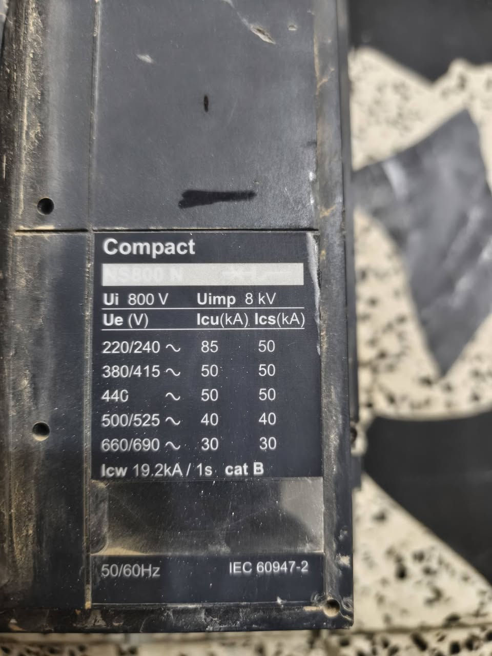 سلام عليكم/ قاطع دائرة كهربائية مصبوب من سلسلة Schneider Electric Compact NS. للبيع تصال ***********
