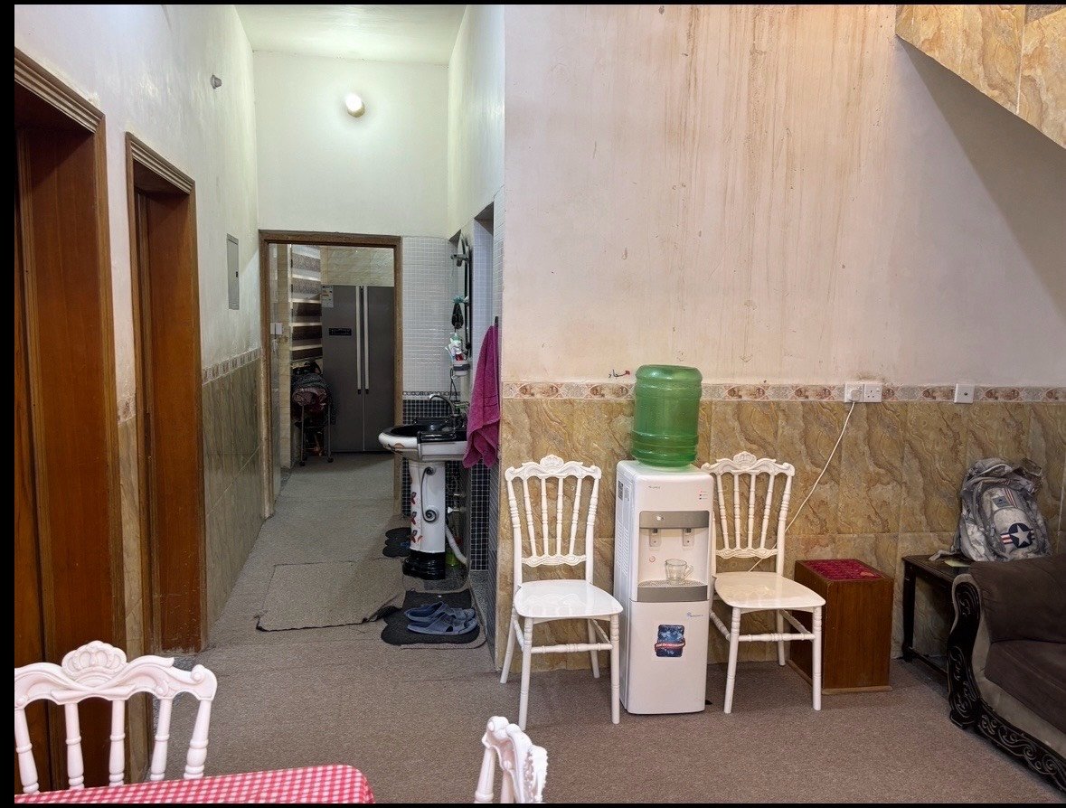 السلام عليكم 

بيت للبيع في كربلاء المقدسة 🏴
زراعي بستنة قرار 25 طابق ونص 

‎يتكون من : استقبال مع غرفتين نوم غرفة في الطابق الاول وغرفة في الطابق الثاني وصالة ومطبخ وصحيات ومخزن.

مساحة وواجهه البيت :  8.5*11.5 
100 متر

بناء البيت طابوك والارضية جرانيت

الموقع : كربلاء طريق الحر فرع ابو الدهن يبعد عن الشارع العام 600 متر (طريق الكوسترات الى الامام) ويبعد عن مرقد الحر كيلو ونص

السعر : 75 وبيه مجال بسيط


للاستفسار الاتصال على :  
***********
او ارسال رسالة واتساب على : ***********