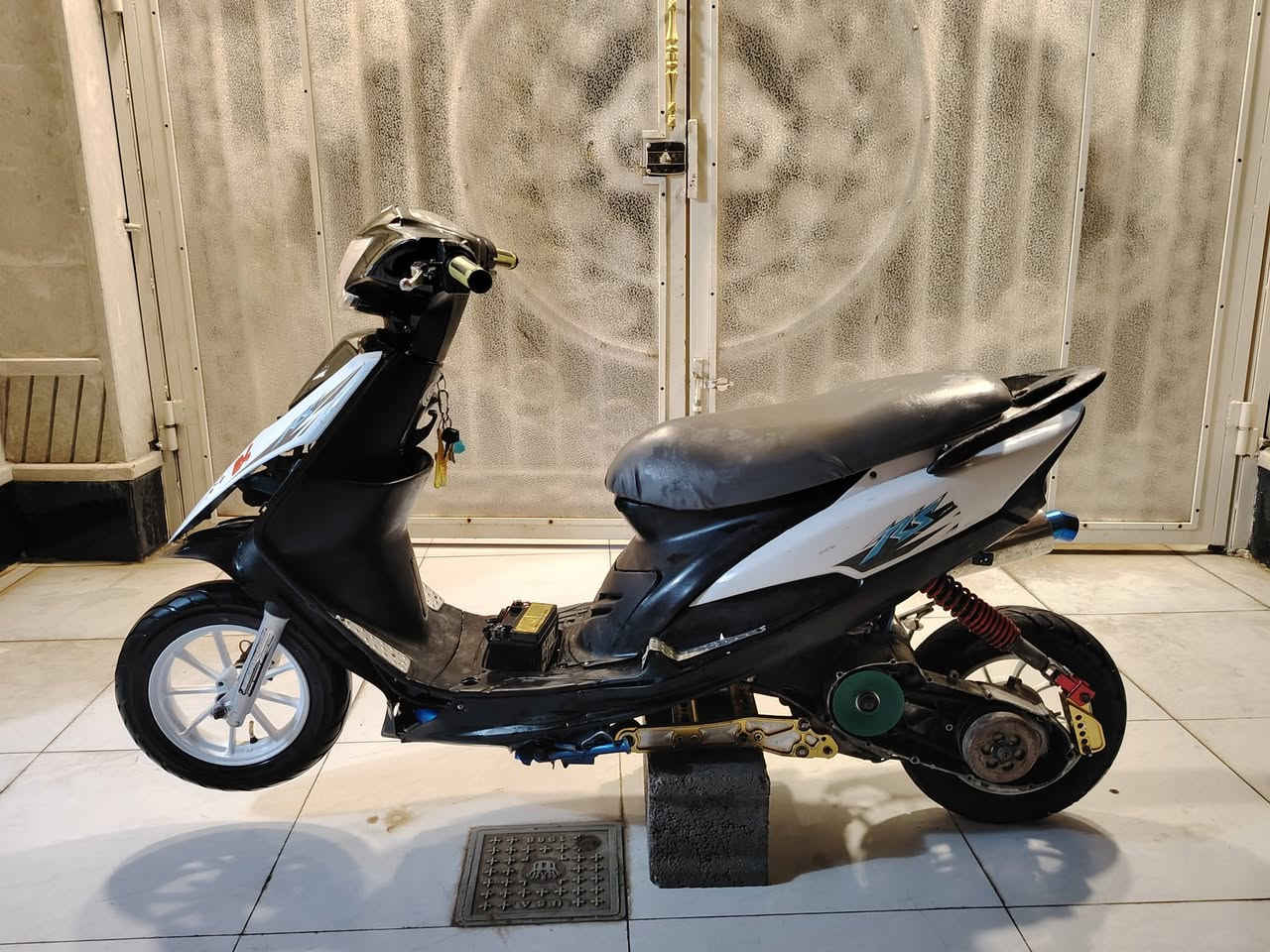 سلام عليكم عدله للبيع بوشه ٥٥ دراجة شلعه ومعدل تاكل لكاع شيال رياضي راجع دراجة مال مطارح كفراتهة كاملات لحيه وجاملق كله كامل كلجات رياضي قايش رنبه ومكينه شغل كله تزويد رنبه ع ايدي حولت بوشتهة بيهة بوشه مشيفة ختم وياله رياضي شاصي صبغ حراري ازرك كهربائيات شغاله صلنصه حلزوني تجي تطلع بيهة وشوف دراجة مكان ديالى شهربان توصيل ماعندي ولا جيبهة لفلان مكان تواصل *********** موجود رقم واتساب سعر ٥٥٠ وبيها مجال للشراي
