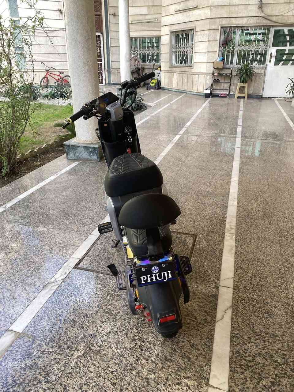 السلام عليكم دراجة شحن R9 خمس بطاريات موديل 2025 مستخدمة شهرين فقط السعر 400 الف مع المجال الموقع شارع فلسطين تقاطع الصخرة الرقم ***********
