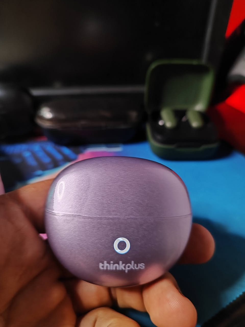 سماعه Lenovo
Thnk plus

L25
سماعه ماركه 

سماعه رياضيه 

صوت المايك واضح بلضافه اكو عزل المايك
 تكدر طفي وشغله
تصميم مبتكر (Clip-on): تأتي بتصميم "مشبك الأذن" الذي لا يدخل بالكامل داخل القناة السمعية، مما يوفر راحة كبيرة عند الارتداء لفترات طويلة ويسمح لك بسماع الأصوات المحيطة (لأمان أكثر أثناء المشي أو الجري).
تقنية بلوتوث متطورة: تدعم غالباً إصدار Bluetooth 5.3، مما يضمن اتصالاً مستقراً، استهلاكاً أقل للطاقة، وسرعة في الاقتران.
جودة الصوت: مزودة بمشغلات صوتية (Drivers) تقدم صوتاً نقياً مع توازن جيد بين الدرجات العالية والمتوسطة، وتقنية نقل الصوت باتجاه الأذن لتقليل تسرب الصوت للخارج.
عمر البطارية:
تعطي السماعة الواحدة حوالي 4 إلى 5 ساعات من الاستخدام المتواصل.
علبة الشحن الأنيقة توفر عدة شحنات إضافية، ليصل المجموع إلى حوالي 20-25 ساعة.
مقاومة الماء والتعرق: تأتي بمعيار (غالباً IPX4 أو IPX5)، مما يجعلها مناسبة جداً للتمارين الرياضية والاستخدام اليومي تحت المطر الخفيف.
التحكم باللمس: يمكنك التحكم في تشغيل الموسيقى، إيقافها، وتغيير المقاطع، والرد على المكالمات من خلال لمسات بسيطة على جسم السماعة.
منفذ الشحن: تدعم الشحن السريع عبر منفذ USB Type-C.
لماذا 

سعر 35 

المكان الحسينيه 

ما عندي توصيل

رقمي ***********
