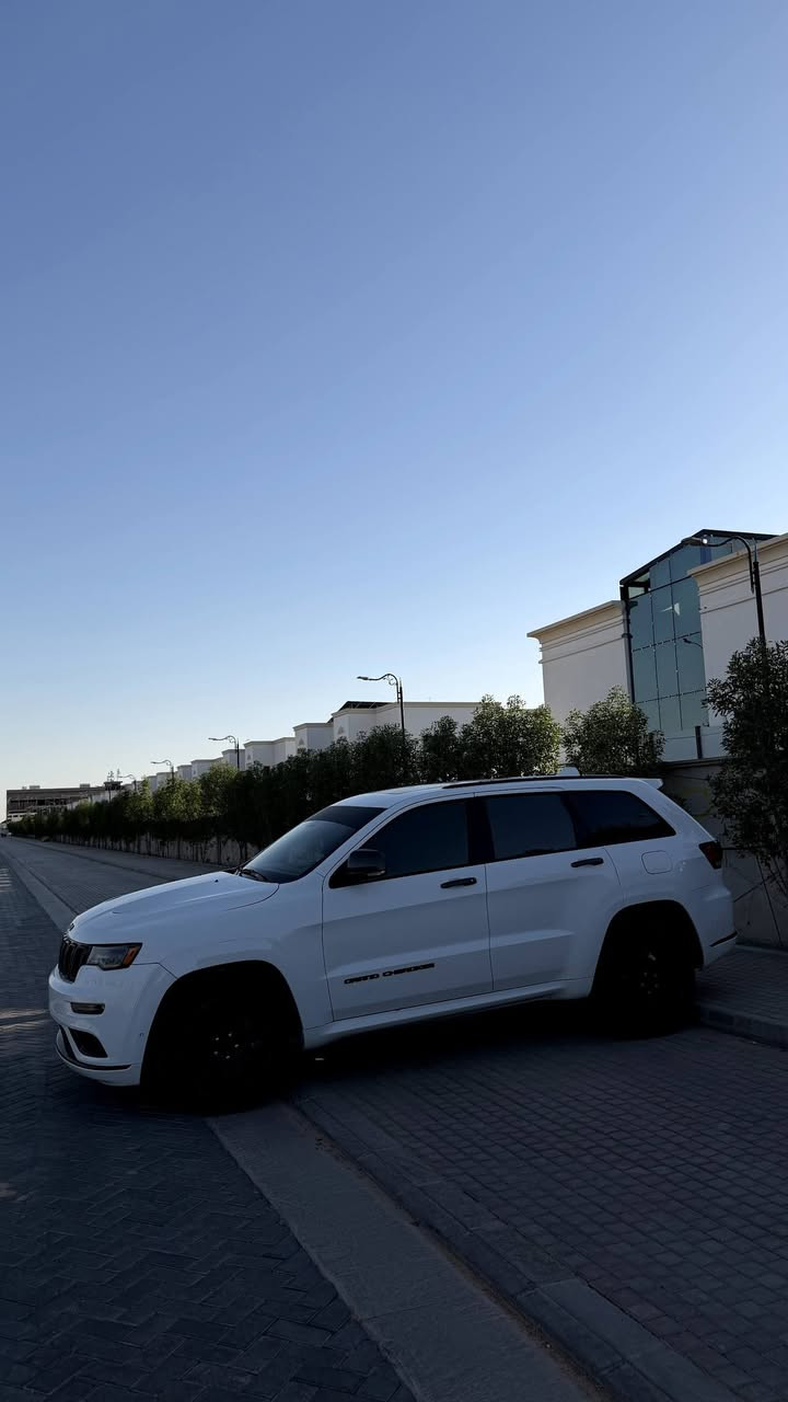 جيب كراند شيروكي التيتيود فول للأخير  .
الموديل : 2020 . (وارد امريكي) .
293hp . V6. 3.6L : المحرك
السعر : 257$
العداد : 60 الف مايل .
المواصفات :
﻿﻿دفع رباعي 4x4 .
﻿﻿رادار امامي مع مانع تصادم .
﻿﻿تحذير الخروج عن المسار .
﻿﻿تحذير النقطة عمياء .
نظام تحذير عند التقاطعات.
* شاحن موبايل وايرلس.
* ويل قياس 20 انج .
*جكات سيرفس جديد
* فتحة سقف . بانوراما
* كاميرا خلفية.
*شاشة كبيره
* المصابيح الأمامية زنون .
* كشافات الضباب زنون،
* دخول ذكي.
الصندوق الخلفي كهربائي .
﻿﻿فرش المقصورة الداخلية من الجلد 
﻿﻿مقعد السائق كهربائي .
﻿﻿المقاعد الأمامية تدفئة .
﻿﻿حساسات خلفية .
﻿﻿مكيف خلفي .
تبريد مقاعد مع المقود
﻿﻿تدفئة مقود القيادة .
﻿﻿مانع تصادم خلفي .
. نقطة عمياء 
﻿﻿بلوتوث تلفون .
⭕️ مكاني كربلاء

الرقم : *********** 
ملاحظة السياره بأسمي تحويل ثاني يوم + كلشي موضح كدامكم حبايب
