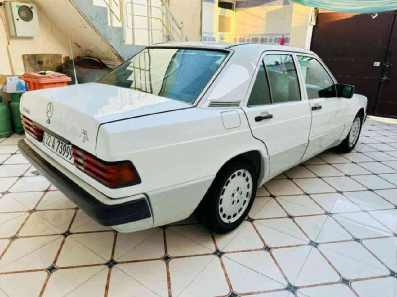 السلام عليكم 
للبيع مرسيدس طيارين 190E موديل 1991 وارد يابان لون ابيض فول مواصفات جام كهرباء ايرباك ستيرن دوسات نيكل غرفه السياره جدا نضيفه وبلاديه محرك وكير ونجي تحوير مضبوط تبريد ثلج سبير شركه عده اسعافات رقم اربيل 
السياره سيرفس كامل وكلشي بيها شغال وجديد 
مكان السياره بغداد ... زيونه
السعر 63  $
للاستفسار ***********
