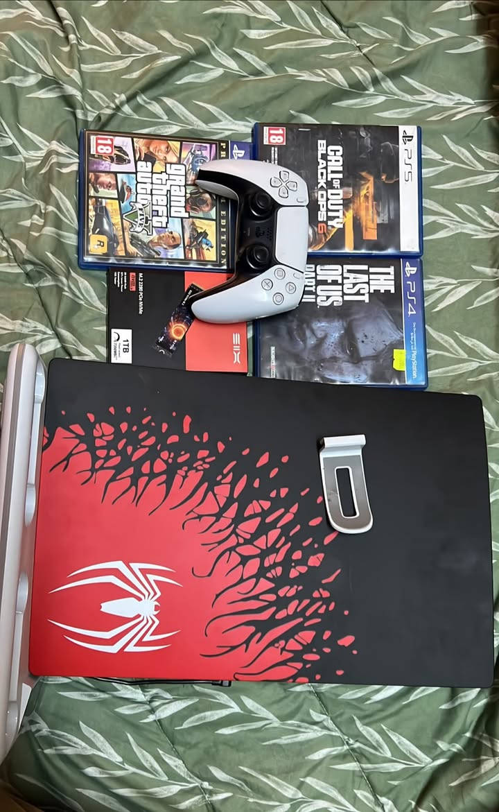بلايستيشن 5 (PS5 Fat) إصدار أقراص - بحالة ممتازة وجاهز للعب مباشرة
تفاصيل ومواصفات الجهاز:

 الأداء والصيانة: الجهاز نظيف جداً وشغال بشرط الفحص والتجربة، أداء ممتاز وبدون أي مشاكل مداخل صيانه ابد

 التوسعة والقاعدة المخصصة:

 هارد إضافي سريع جداً 1TB M.2 NVMe SSD مثبت داخلياً (توسعة مساحة ضخمة للألعاب).

 قاعدة عمودية متعددة الوظائف: تحتوي على مراوح تبريد + إضاءة RGB + قاعدة شحن تدعم يدين تحكم وستاند للسماعة

 كفرات Spider-Man مميزة وخالية من الشخوط.

 الكفرات البيضاء الأصلية موجودة أيضاً (بسبب الخزن بيها ضرر).

 يد تحكم أصلية (جويستيك) واحدة بحالة ممتازة.

الأقراص المرفقة

1. The Last of Us Part II

2. Call of Duty: Black Ops 6 (نسخة PS5)

3. GTA V Premium Edition (مفعلة بالحساب)

حساب تركي أساسي مليان ألعاب ضخمة:

 Red Dead Redemption 2

 Resident Evil Village + Resident Evil 7

 Battlefield 1 / Battlefield 3 / Battlefield 5

 Mafia Trilogy (الثلاثية الكاملة)

 Crash Team Racing (كراش سيارات) + Crash Bandicoot

 Spyro Reignited Trilogy

 Call of Duty: Black Ops 4

 Mortal Kombat 11

الجهاز كامل من كلشي شغل والعب تريد تجي تفحص او توصيل موجود ملاحظة الجهاز بدون كارتونة 

السعر المطلوب: 825,000 دينار عراقي (قابل للتفاوض للجادين) وتوصيل موجود

المكان: [بغداد حي جميلة ]

للتواصل: [***********]
