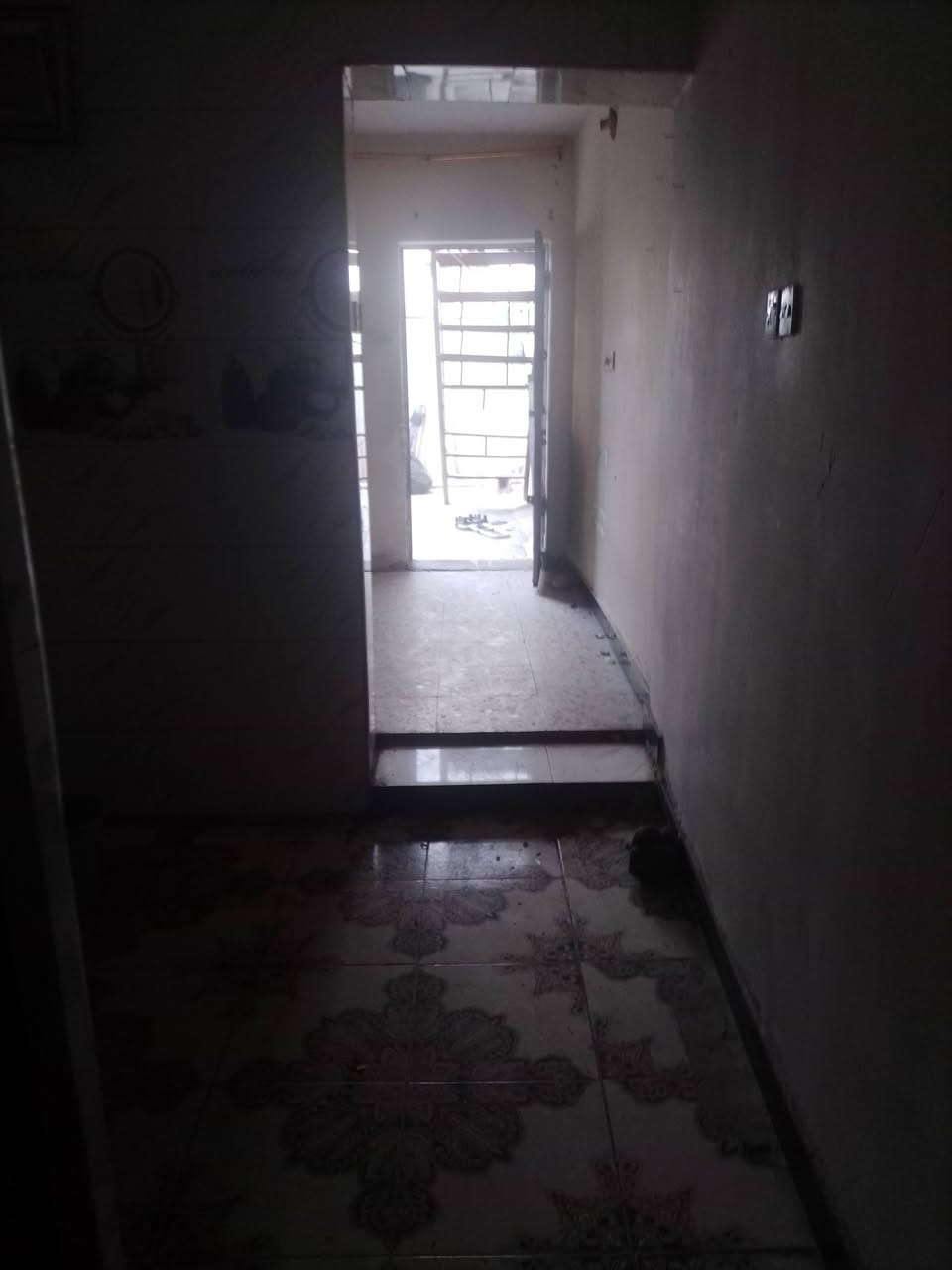 سلام عليكم عندي بيت استثمار يحتوي على مشتملين مفصولين عن آخر استثمار مده سنه وقابل للتجديد سنويا 6000 مليون دينار علما مشتمل واحد يتااجر 400 الف شهر مكان بغداد حي علام شارع القماير الكويته يحب تفاصيل يتصل او على وتساب ***********
