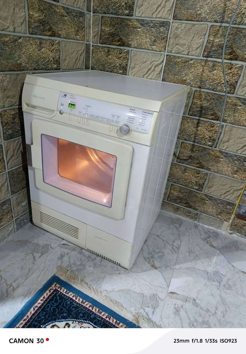 السلام عليكم غساله ملابس وبدلات وفساتين نضيفه وبسعر حلو استعمال ايام قليله
***********
