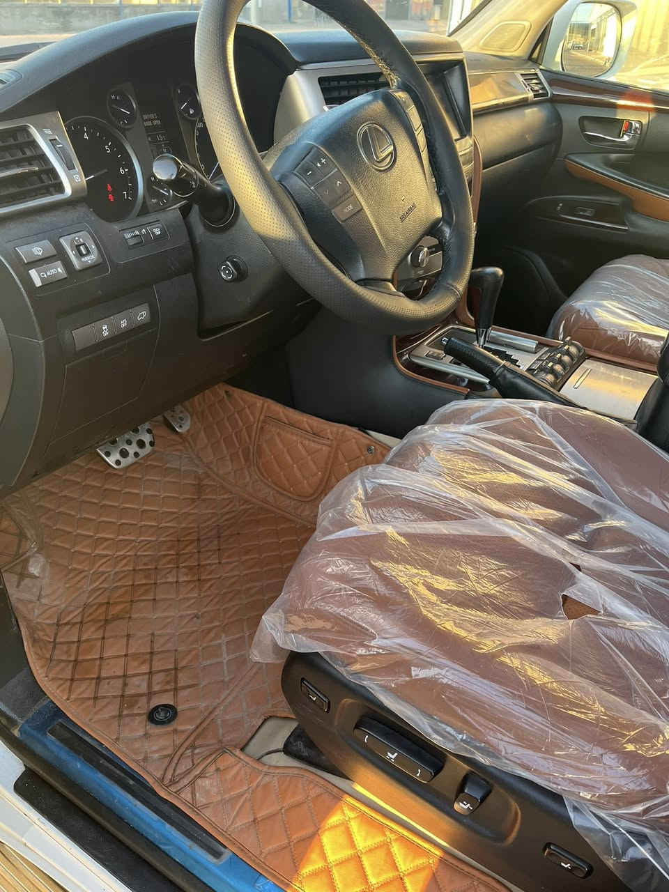 لكزز 2014  🔴 بريميه  🔴 .
رقم مميز بلاش مع السياره

المحرك 5700 

عداد المسافة : 200 الف كيلو

اللون : ابيض .

لون الداخل : مشمشي .

الضرر :  مكفوله من الصبغ ولفتح بيها بارد بسيط ما مبين بلعين.

السعر 395 $$ورقه ماكو هجي سعر نازل بسعرها اريد ابيع

 - المواصفات :

- فور ويل 

- ⁠داخل مشمشي مميز 

- ⁠منضومة زنون بلاديه

- ⁠ايرباكات عدد 8

- ⁠كشنات كهرباء 4 دكم

- ⁠شاشة بلادي كبيرة

- ⁠سلايد روف فتحة سقف

- ⁠كشنات جلد لون قرميدي المميز

- زراكات لايت + حساسات 

- ⁠كاميرات

- ⁠بصمة و تشغيل عن بعد

- ⁠تحكمات ستيرن

- ⁠ثلاجه +شحن لاسلكي 

- ⁠تبريد مركز

-جكات جوبلس 

مواصفات الكزز معروفه

- تشغيل عن بعد

العنوان بغداد البلديات 

للاستفسار : ***********
