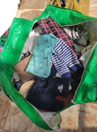 الي محتاج ملابس اطفال او الي يعرف ناس متعففه او محتاجه ملابس من 5 اشهر...