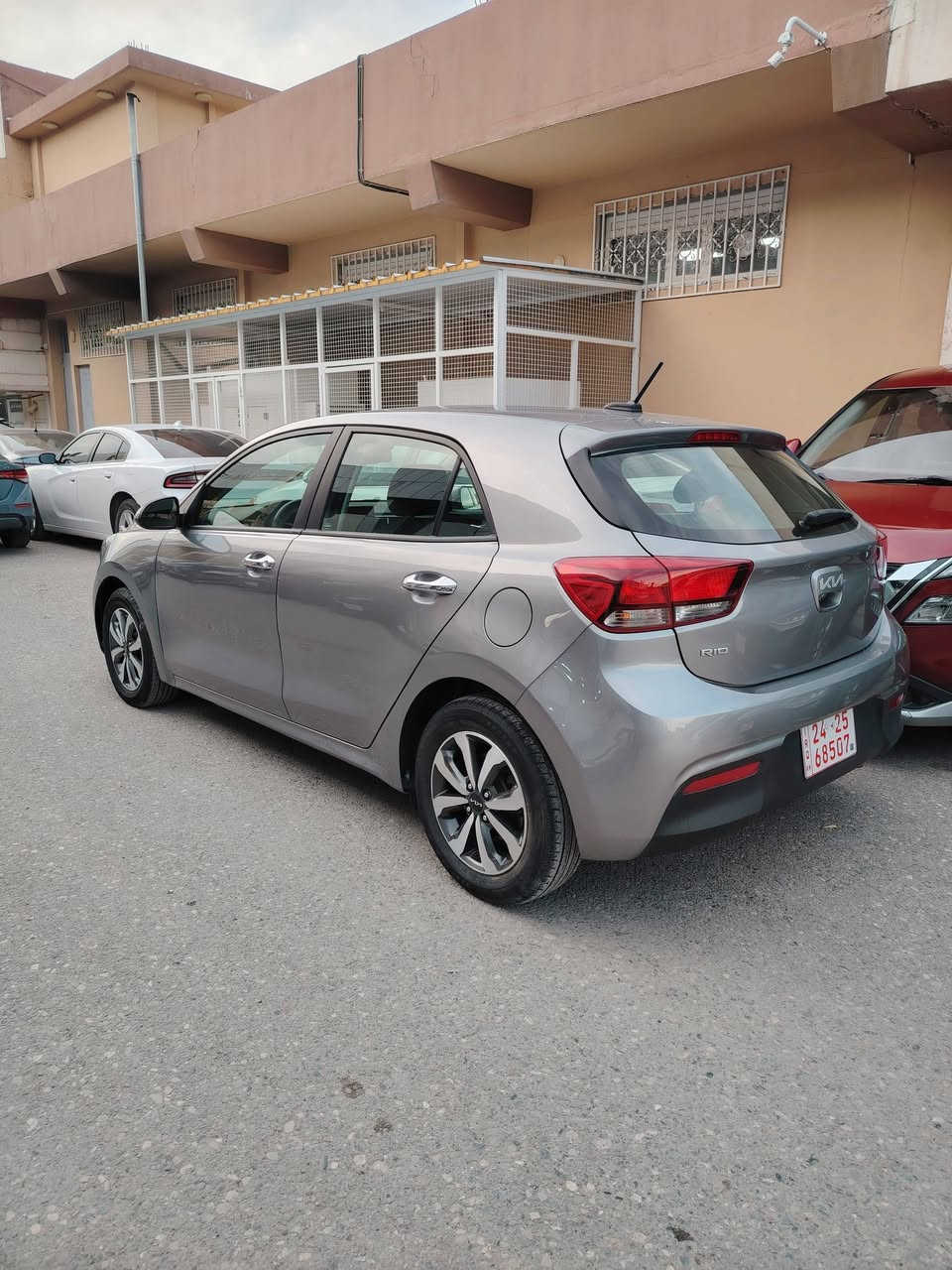كيا ريو وارد امريكي . رقم كاتي . تترقم كل محافظات الاقليم مواصفات s 
بصمة 
رادارات 
نقطة عمياء 
ويل كب 
السيارة بيها نص باب و جاملع جهة السايق 
سعر مناسب 
١٢٢ و بيها مجال 
السيارة موجودة بالموصل 
***********
***********
