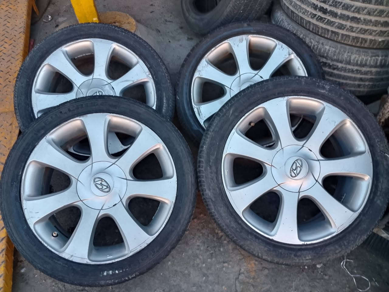 سلام عليكم
تخم ويل حجم 17معة تخم تاير كامل معة الكبات 
اصلي مختوم للعنوان النجف الاشرف السعر 200الف 
الاتصال ***********
