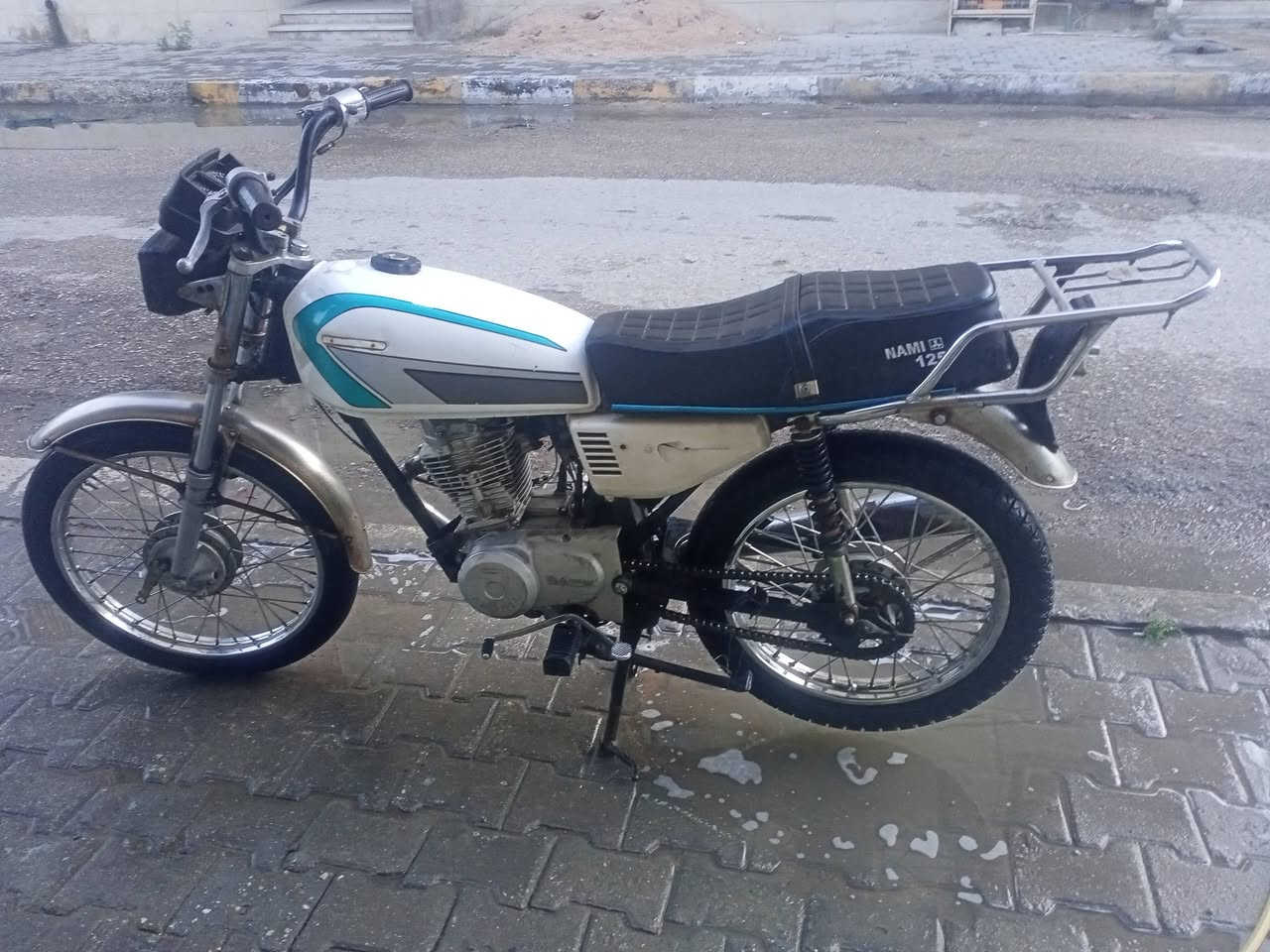 دراجة ايراني اربعة كير بدون اوراق ومكفولة كربلاء. سويج ولايت و كهربائيات تمام.  بيهه شغله كلش بسيطة وسهلة بس مافارغلهه: من اتنمر عالواحد وتمشي وتريد تنطي ثاني إلا شويه ندسه ليفوك لمسه كلش بسيطة وبعدها يجي الثاني وكذلك النمر الباقية بهذه الطريقة. السعر ٢٠٠ وبيه مجال بسيط للطيبين وأهلاً وسهلاً ***********
