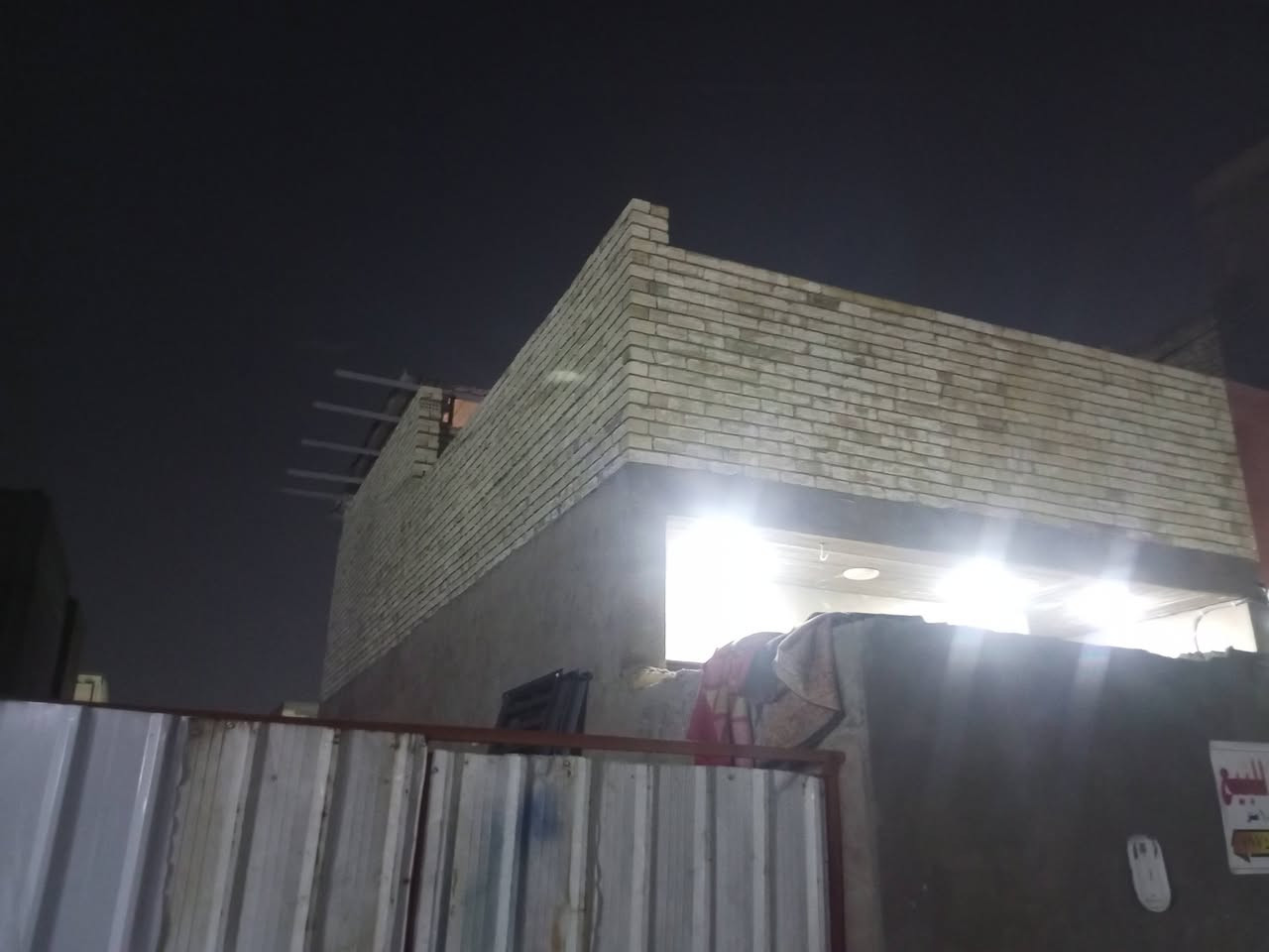 سلام عليكم بيت 100 متر بناء حديث حي المصطفى قرب جامع محمد الجواد ***********
