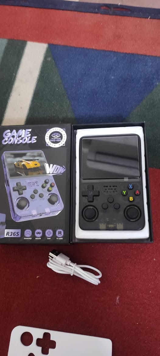 يلي أبرز مواصفاته:     الشاشة: شاشة IPS مقاس 3.5 بوصة بدقة \(640\times 480\).  الأداء: يعمل بنظام لينكس (Linux) مع معالج رباعي النواة بسرعة تصل إلى 1.8 جيجاهرتز وذاكرة وصول عشوائي (RAM) بحجم 1 جيجابايت.  التخزين والألعاب: يأتي عادةً مع بطاقة ذاكرة بسعة 64 جيجابايت، ويدعم محاكاة أكثر من 20 نظامًا كلاسيكيًا لتشغيل آلاف الألعاب.  البطارية: بطارية بسعة 3200 مللي أمبير في الساعة.  مكاني بغداد حي العامل سعره 25الف


**إذا كنت صاحب هذا الإعلان وتريد حذفه لأي سبب، رجاءا أرسل رسالة إلى الدعم الفني**