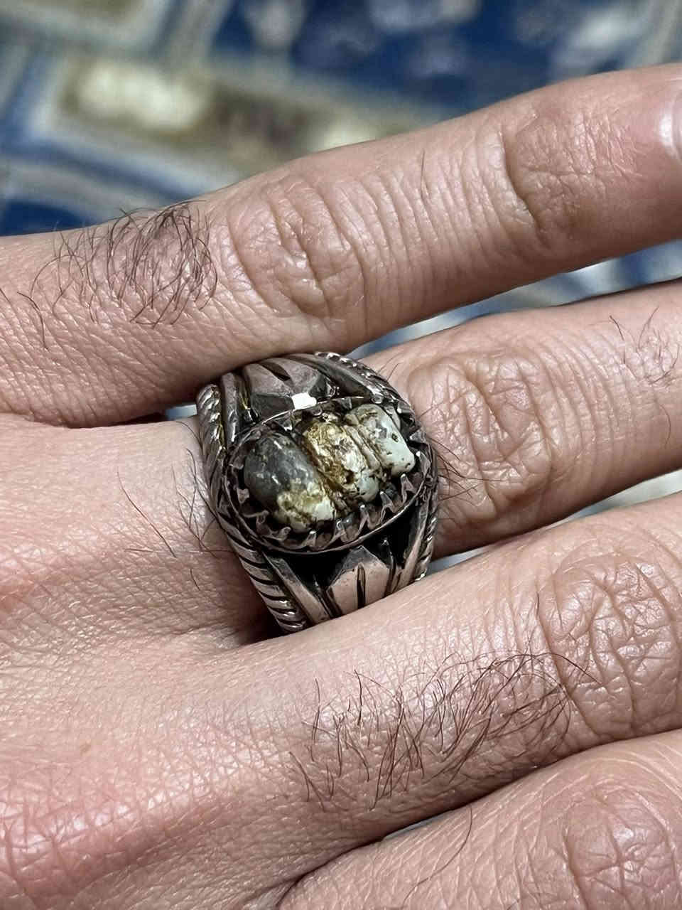 ‏اللهم أجعلني مُباركاً أينما كنت وأنفعني وأنفع بي وسخرني للخير وسخر الخير لي.
ملوي نباعي شفاف ابيض مكشر قديم 
صياغه يدويه قديمه 
بغداد م الصدر ***********
