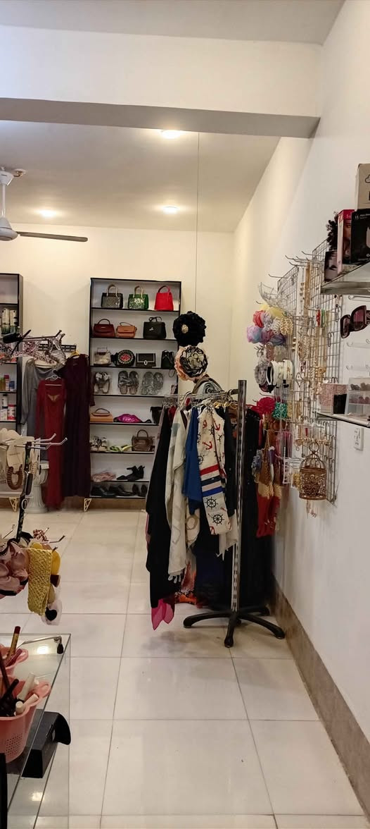 السلام عليكم.. كوزمتك كامل للبيع مع منتجات اصليه كامل من كلشي  ملابس. اكسسوارات. حجابات. عطور. فساتين. جاهز من كلشي..
لعدم  التفرغ
السعر5500
المكان حي الحوراء
غير متواجدين ع فيس
***********
المحل يشتغل ورزقه خير من الله دهل اوران, واسط
