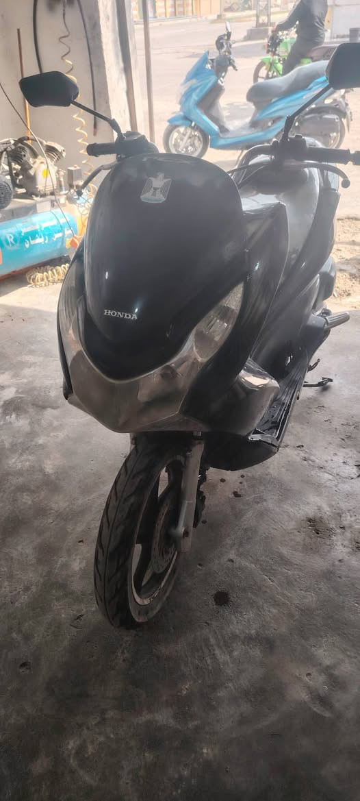 السلام عليكم تفضيخ دراجهPCXكلشي بيها شغال مكاني ديالَى المقداديه شباب الدراجه غراض تفصيخ ***********
