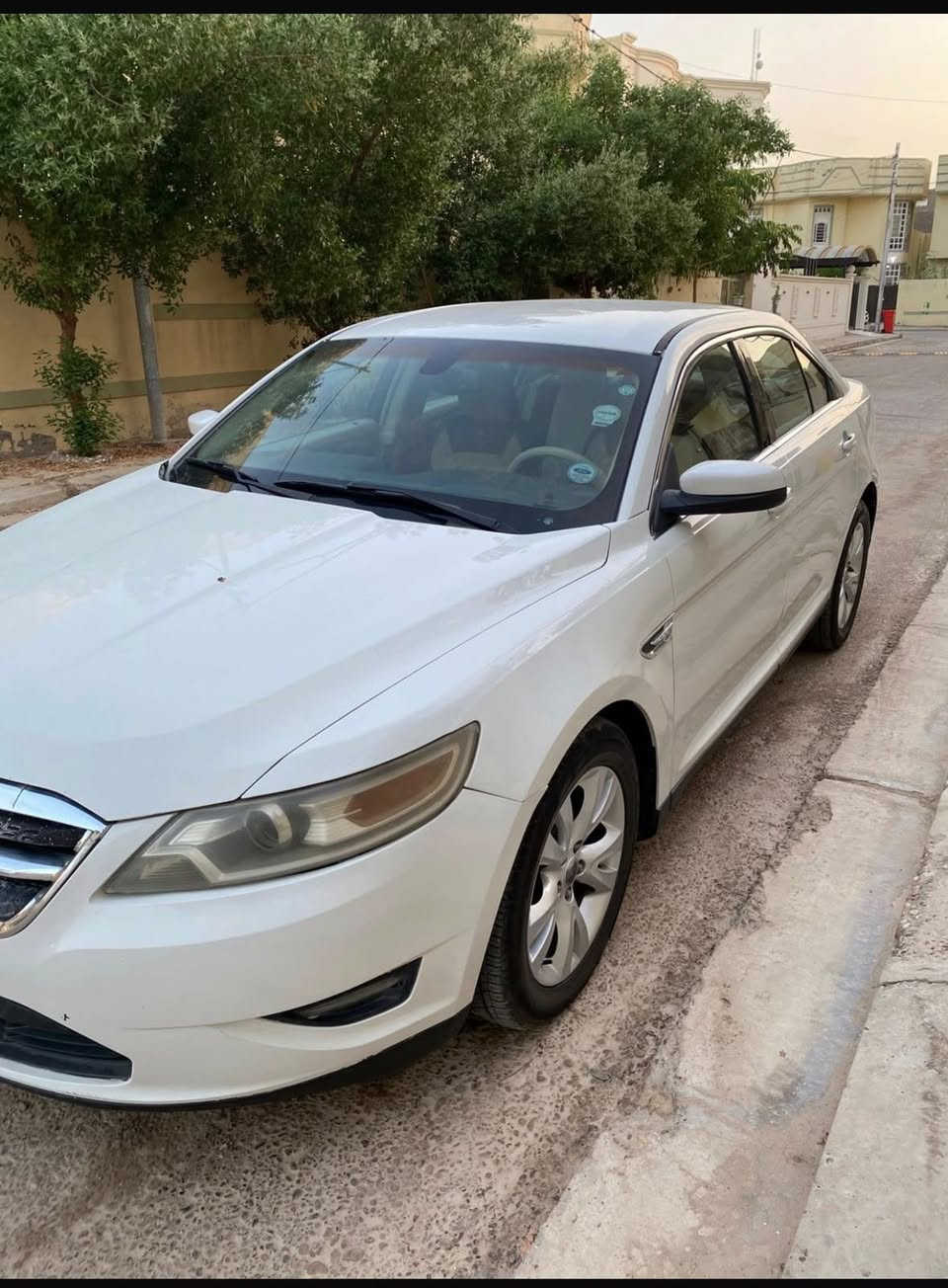 السلام عليكم : 
فورد تورس ٢٠١٠ وارد امريكي 
داخله كلين بيها شبر بالبونيد والجاملغ الخلفي Pdr  بسيط جداً فقط والباقي مكفول 
تبريد شغال كير محرك مكفول 
تخم تاير 
رقم السليمانية شرط تحويل ووكالة 
السعر ١٠٥ وبيها مجال مكان السيارة الفلوجة *********** 
***********
