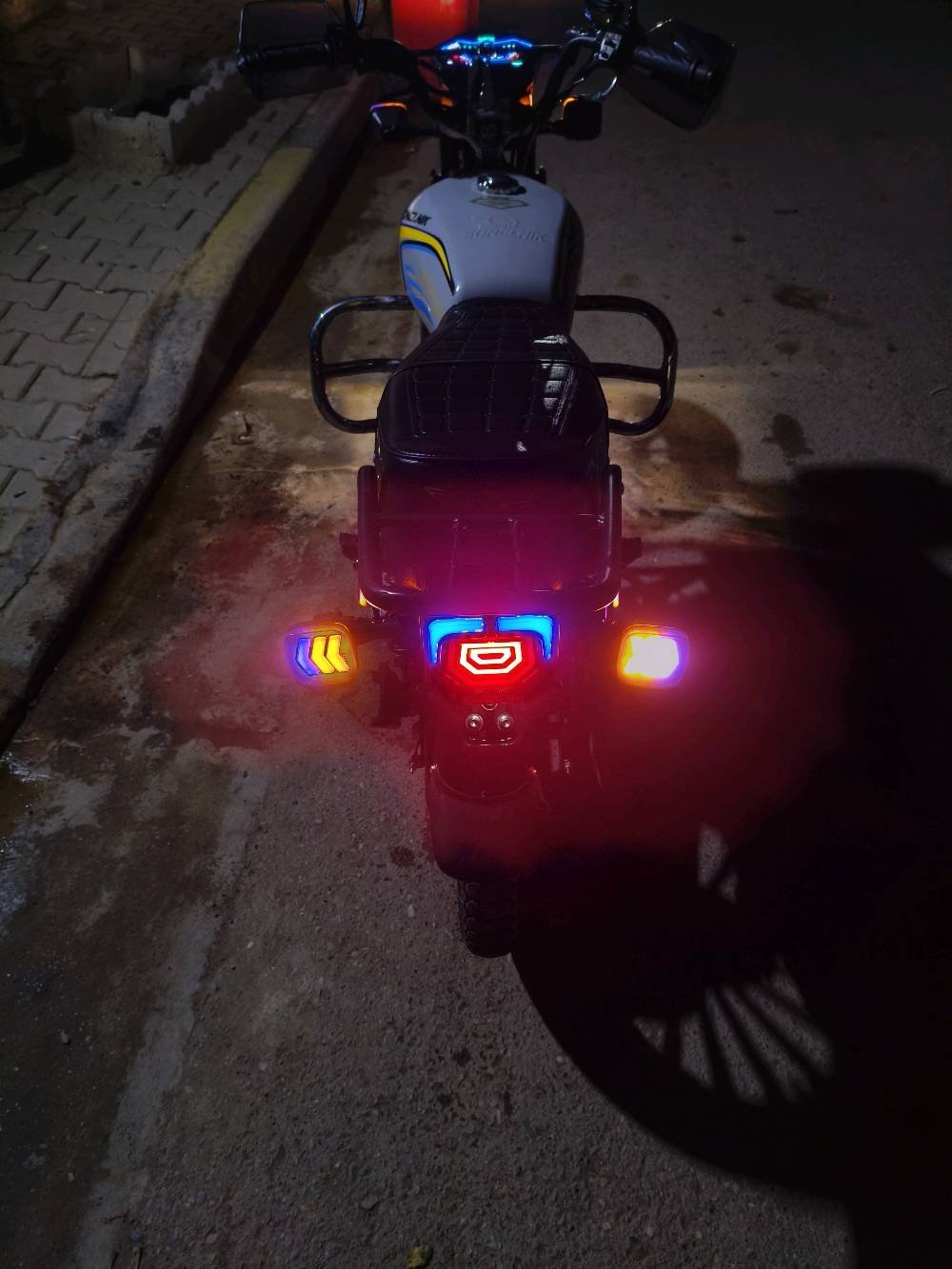 دراجة نار جديدة للبيع من نوع Sonclini، موديل 2026. تتميز بمحرك 200 سي سي قوي ومقاعد مريحة، بالإضافة إلى لوحة تحكم إلكترونية حديثة. مثالية للقيادة في المدينة أو الرحلات الطويلة. الإضاءة الأمامية والخلفية LED لزيادة الأمان أثناء القيادة في الليل.