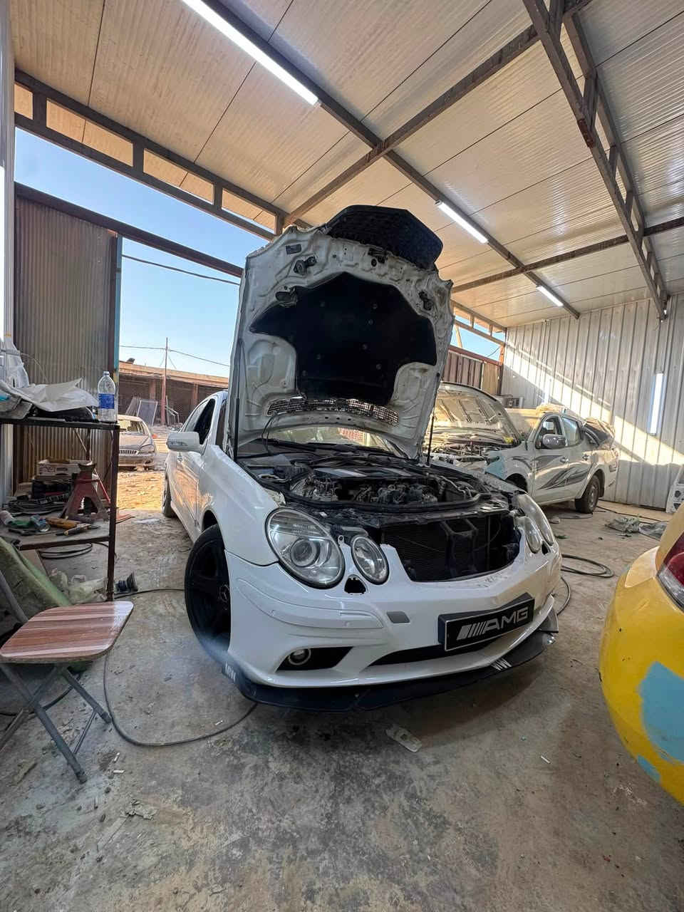 السلام عليكم
مارسدس W211. E350. 2006 
فول مواصفات السياره بيهه نواقص بسيطه مكينه وكير مكفولات تسجيل جديد قرار 102 كامله معامله صاعده هزه وفحص باقي بس تدفع كمرك وتدك لوحات مصبوغه حزام بالخارج بدون حادث قوي بيع مستعجل السعر 55 وبيهه مجال بسيط مكانهه ديوانيه مركز 
***********///***********
