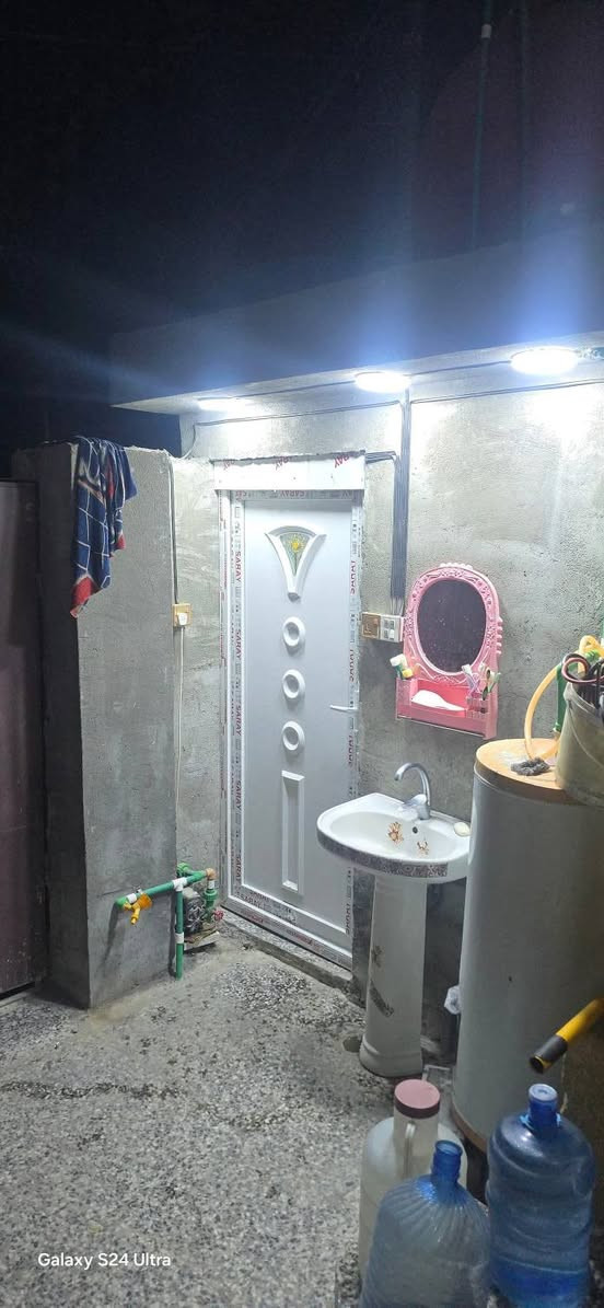 بيت. للبيع. مساحه. 125 م.  موقع ممتاز.

حي العسكري العابد. قطاع 11 يم سوك لعابد. تفتح الباب اطب بلسوك.

البيت. طابوك. كله. بناء درجه اولى. سنه البناء 2020

صب مسلح كونكريت. البيت  طابق ونص يحتوي ع غرفتين نوم  وصاله كبيرة وستقبال خارجي ومطبخ وصيحيات داخلية وخارجية ومنور داخلي.

البيت. كله حجر وسيراميك. للسكف. ومطبك كاشي من الخلفية للباب الحوش. 

لاستفسار. الاتصال. ع رقم. ***********
ومتواجد ع فيس اذا ماعدك رصيد 😅✌️
