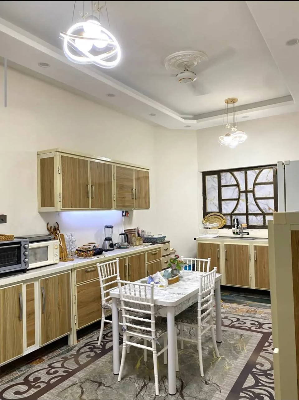 بيت طابقين في الامن الداخلي المنطقة الجديدة قريب
جدا جدا ع شارع القائد

يتكون من 5 غرف نوم

دیوانيه كبيره ٨ في ٤

صاله عدد ۲

كراج

مطبخ بارد و حار

...... رج دائري

حمام عدد ۳

..... اليكم الصور

السعر ۲۹۰المساحه 200م استفسار ***********
