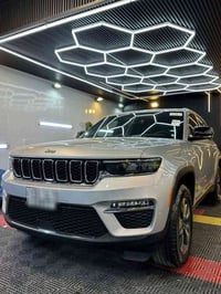 جيب شيروكي لمتد 2024  هايبرد (بلك ان) بانزين + هايبرد + شحن منزلي   تص...