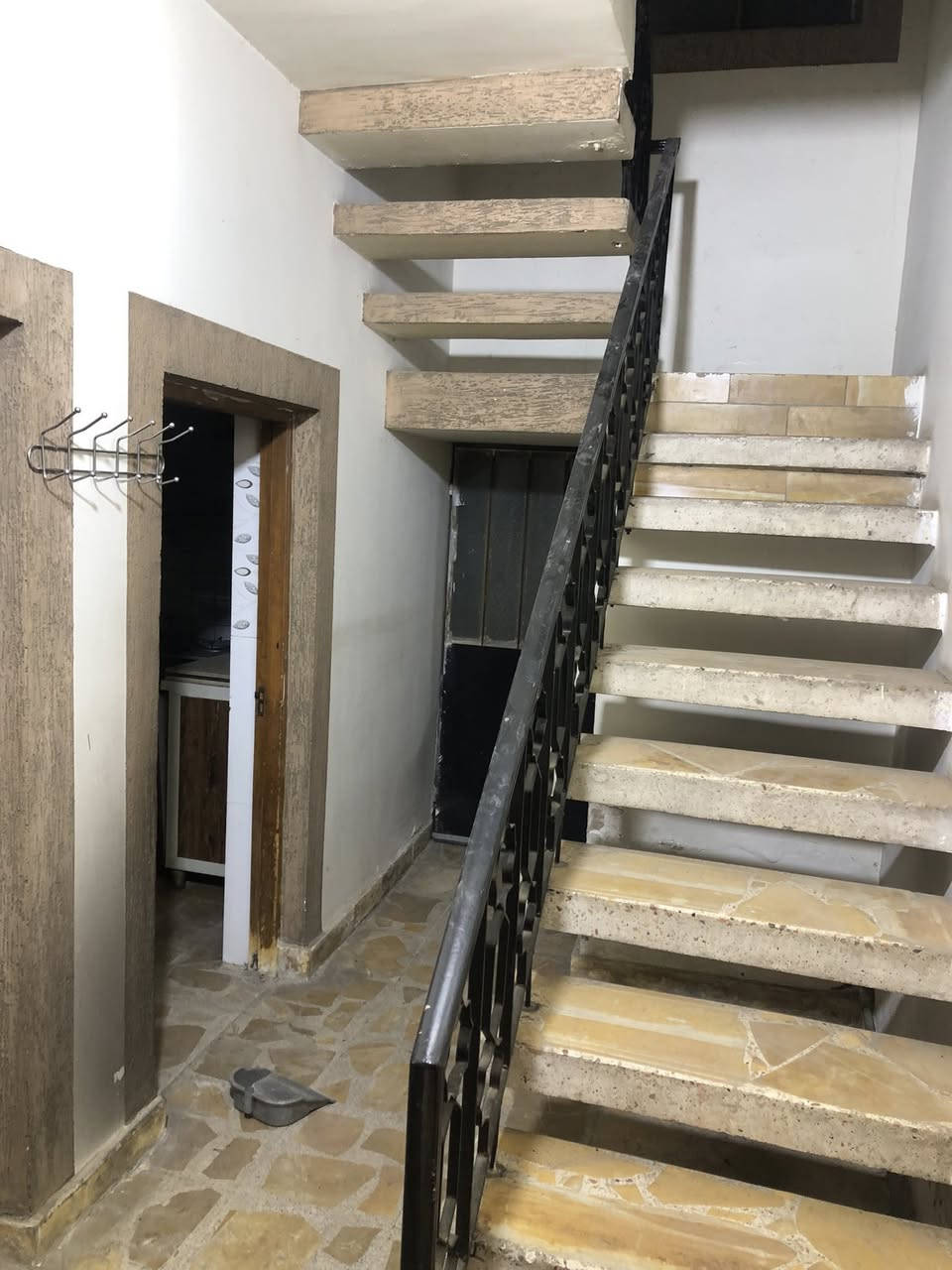 دار حديث  مساحة كبيره للإيجار يحتوي على اربع غرف نوم واستقبال كبير مع خدمات فوك وجوه 
الموقع :الشعب/العقاري
السعر:650 الف نهائي
للاستفسار:***********مكتب الظلال للعقار
