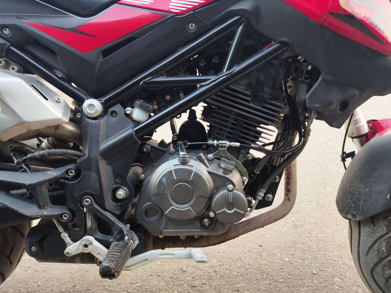 بنلي 135
الدراجة مكفولة مكينة وگير وشاصي 
ماشية 25 الف 
مداريها دهن كله xado وتبديل كل 1700 كيلو 
مبدل كوبلن وبلكات وزنجيل ودشالي كله جدد 
الدراجة مرقمه وبأسم الشركه شوكت ما يعجبك حول 
ملاحظة: الكفر مال الزنجيل والدشلي موجود اني شايله 
اللايت شغال والدشبول هم وما بيهن كل خلل فقط كفرات مكسرة 
صار عندي نضوح شوية بالصونده مال راديتر متتظر الشركه توفرها 
والدبل ينرادله تجفيت الامامي
واتساب : ***********
المكان: بغداد جميلة
مراوس بستيد مرقم او بيع بسعر مليونين وبيها مجال بسيط
