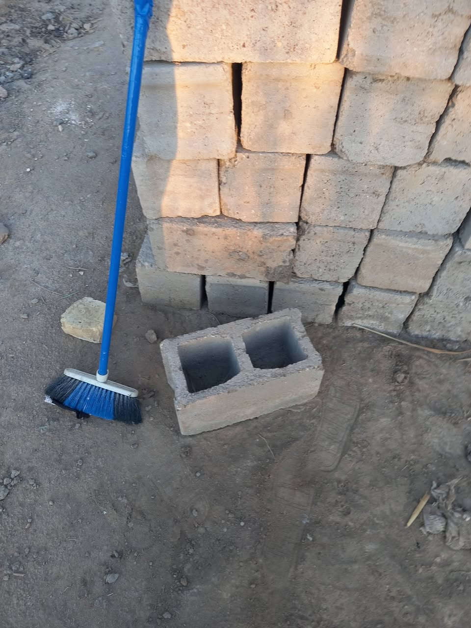 السلام عليكم بلوكات للبيع بوك قديم ١٠٠بلوكة ٢٥ تطلع البلوكه بربع بلوك قوي ونضيف تضرب بوكه بلوزه ما تنكسر اليريدهن يتصل على هذا الرقم ***********
