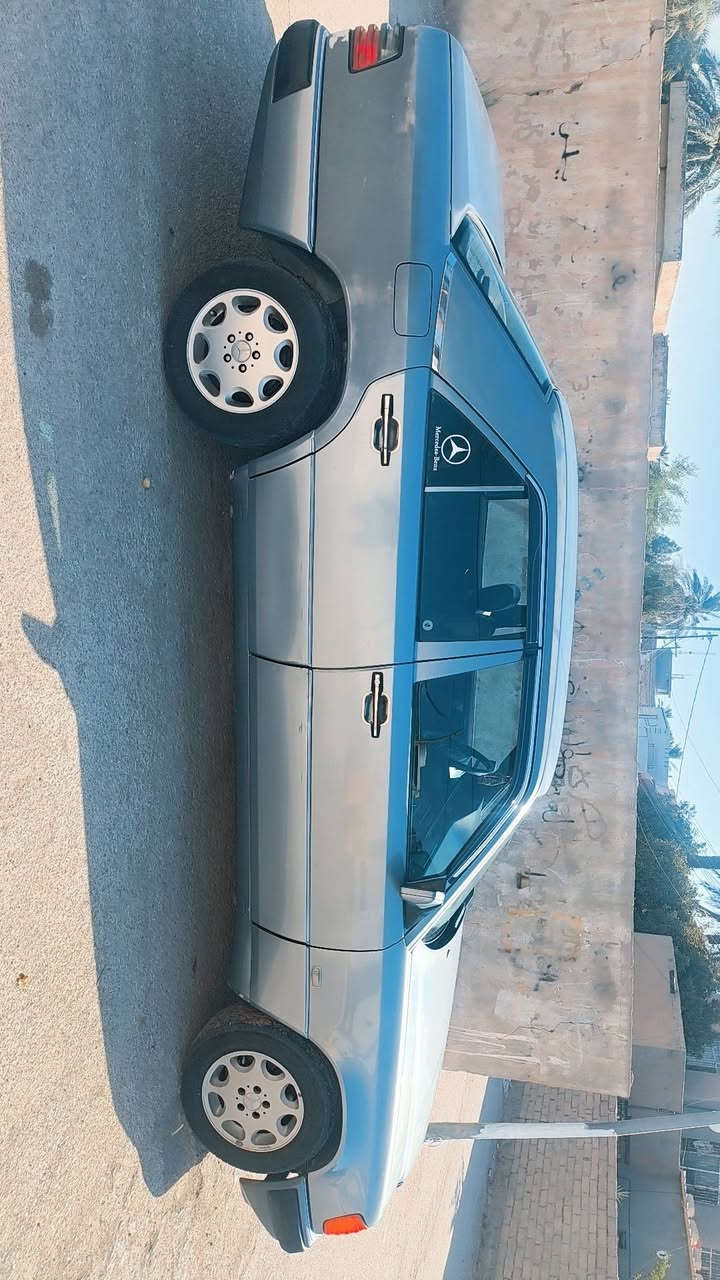 ب( 83 ورقة وبيها مجال ) اقره التفاصيل قبل لاتخابر
مارسدسE300  موديل 1990
بيها مكينه خراطييم بالكارتون جديده 
مكينة وكير جدد بلباكيت
شلعة ومعدل وبطناش
سيارة بدون قطرة خياس
شواصي وقواعد دبلات مكفولة
كهربائيات كلها شغالة  
جام أربعة يصعد وينزل 
صدرها 80 بلمية يعني زين
غرفتها جديدة 
تبريد شغال وثلج شرط
السيارة رقم بغداد انكليزي دولي ابسمي 
مشروع تحويل بأي مكان يعجبك سنوية لل 31
سيارة حيل نظيفة  عربانه الخلفي بالكارتون 
الرقم: ***********
العنوان : واسط

