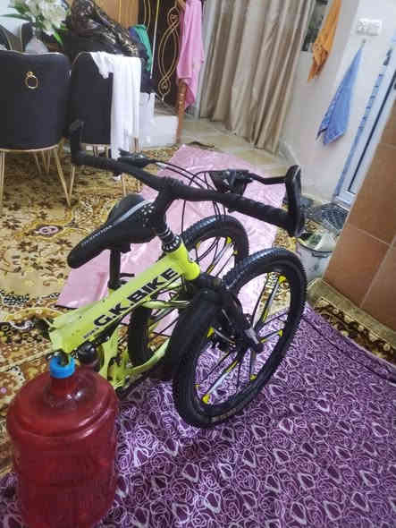 مكلف بل نشر اسلام عليكم
بايسكل G.K.BIKEجبلي لون 🟡🟡🟡
دبل خلفي ودبل امامي
الحلو بل بايسكل يطبك 
الويل بلادي الاصلي ماتة بلادي معة اسم شركة علية
السعر 25 
العنوان بغداد الغزالية رقم (***********)بي واتساب
