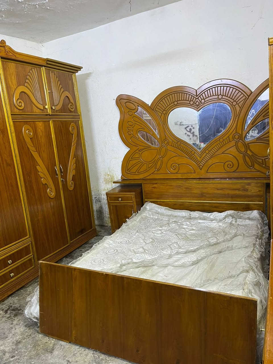 غرفه أخشاب صاج داخل وخارج تزكام  مستعمله للبيع اخت الجديده استعمال قليل خمس أبواب ملحق ضهر جرجوبه براغي الزاويه كنتوريه السعر 650بغداد الاتصال ***********متواجد واتساب اكو توصيل بكروه
