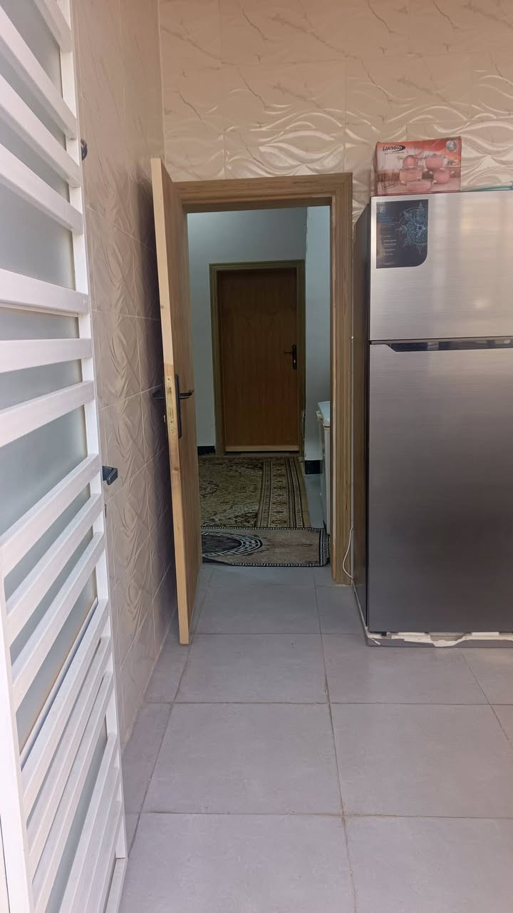 الدار للبيع
المساحه 112
الواجهه 8 متر
النزال 14 متر 
يحتوي البيت على غرفتين وكل غرفه لها حمامها الخاص نضام سويت وصاله واستقبال ومطبخ وحمام خارجي للضيوف 
اساس وسقف صب كونكريت يحتوي السقف على جسور نزالات ومخفيه يعني مو حصيره 
مكان الدار شارع المطار الجديد شارع علكم مقابل شارع حاتم الخير  الدار عالي عن الشارع كما موضح بالصور 
للاستفسار 
***********
