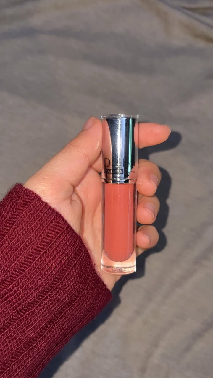 مجموعة احمر شفاه من Drohoo 4 
قطع من الحمر قطعتين رقم 6 مثل ما موضح بالفيديو وقطعتين واحد 4 وواحد 5 
توصيل فقط البصرة .
كلهم ب12 فقط مع التوصيل. 

الملمس مالتهم مات سوفت يعني مات بس ما يجفف الشفه كلش. ولونهم كلش كلش ثابت يحتاج مزيل مكياج يلا ينمسح.


**إذا كنت صاحب هذا الإعلان وتريد حذفه لأي سبب، رجاءا أرسل رسالة إلى الدعم الفني**