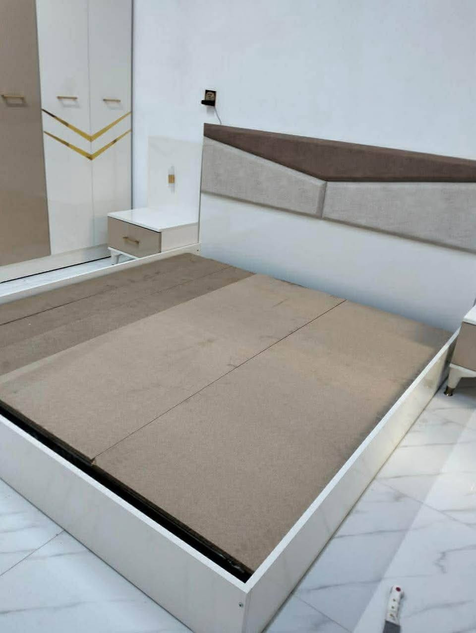 مكلف بالنشر
متاح غرفة نوم تركي نوع ثقيل درجة اولى المكان . برطلة   . السعر .  400  .

الشراي يتصل .   ***********  .

وبيها مجال بسيط
