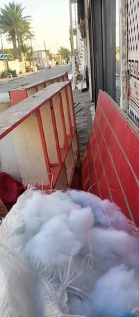 للبيع رفوف العرض الحذيه ستانات محل كمل من الاحذيه  07804992987