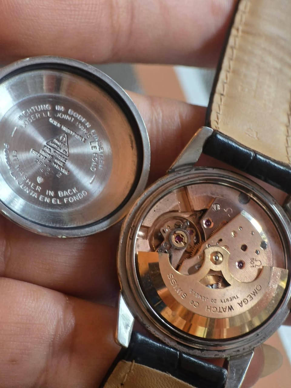 السلام عليكم
بخصوص الساعات الاصلي نادر ما تحصله بل عراق خصوصاً الذهب هذا بل منشور ذهب عيار 14 القبلها عيار 18 طبعا  قليل رغابها بل عراق لانه غالي يكلك اشتري ساعه بسعر سايبه 😅 المهم الساعه الاوميكا وغيرها هذن فلوسهن بيهن اكو واحد يكول انطيك ورقتين واخذها منك اذا صادق يعني يشكك بقدراتي راسه مربع  حتى يبيعها 1000دولار اقل تقدير والثاني الساعه الذهب يكول اني ازايد على 65000€ راسه مربع هم ما يعادل 70ورقه  صح اسعار غالي بس هن ذهب وبل عراق الوضع الاقتصادي ما يساعد على يشتري ساعه ب10ملايين يكول لانه خريج جامعه  اني من انشر منشورات افيد العالم الجنايه للنوادر حتى المايعرف يستفاد من معلومات  مو يدخل يكذبني اكثر ساعه بعتها بل عراق سعرها 5ورقات اخذها ملازم اول يريدها للضابط هذا قليل ما يصير المهم شوفو هاي التحفه  سعرها 3000$ يعني 30ورقه لا يدخل يكول تبيع ماابيع ولا ادخل علمودك مزايده الكلام للبعض


**إذا كنت صاحب هذا الإعلان وتريد حذفه لأي سبب، رجاءا أرسل رسالة إلى الدعم الفني**