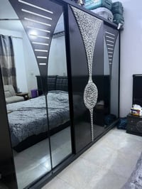 السعر 600 الف  غرفه نوم مستعملة لون اسود  خمس قطع